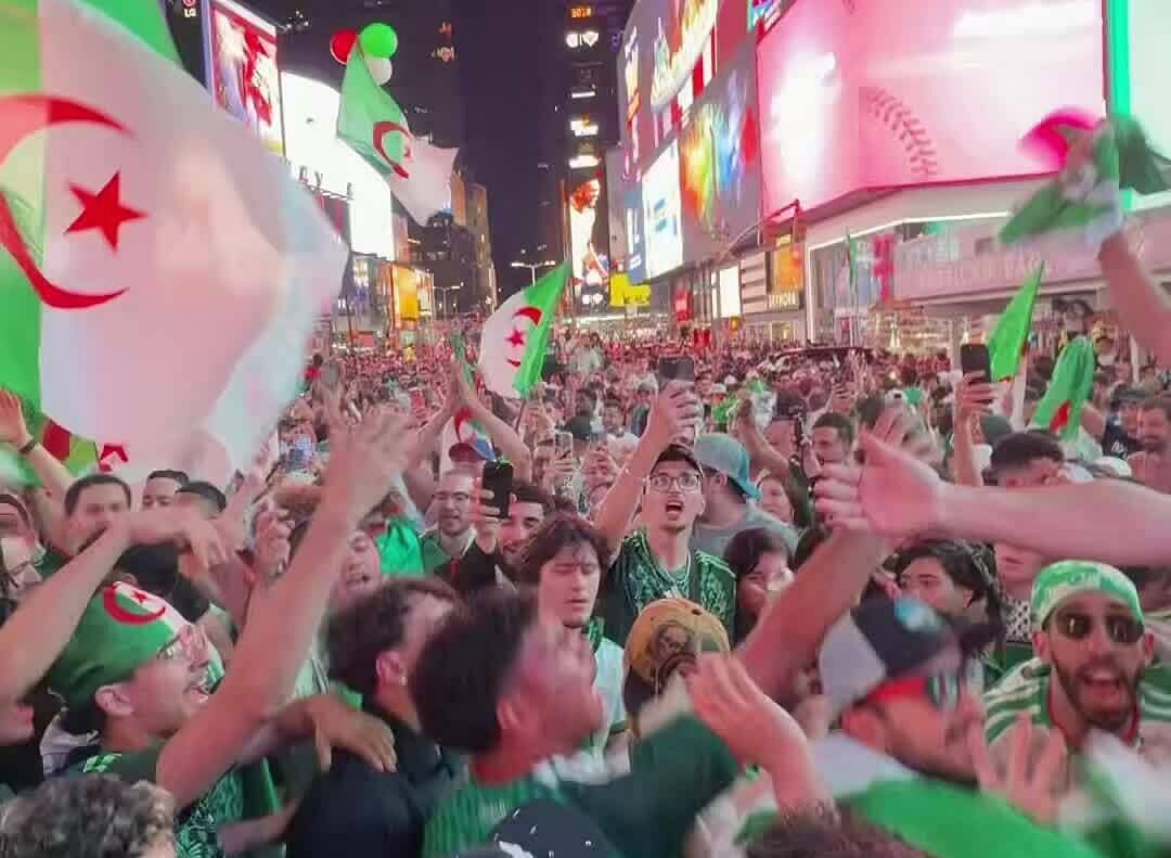 CĐV Algeria cổ vũ tại Quảng trường Thời đại, New York