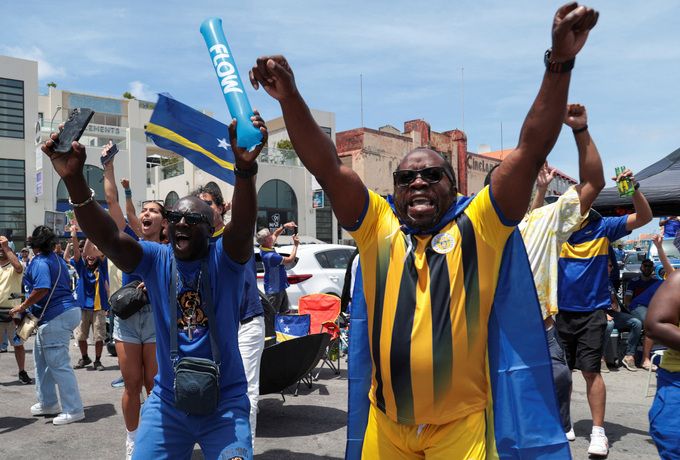 CĐV Curacao theo dõi trận đấu tại Willemstad, Curacao, ngày 14/6. Ảnh: Reuters