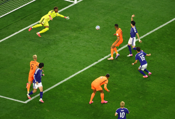 Virgil van Dijk đánh đầu ghi bàn dù bị Watanabe kèm sát, minh chứng cho việc không thể khóa chặt Van Dijk