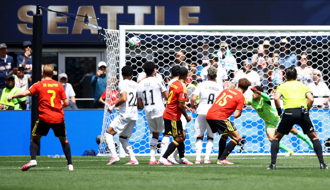 Kevin De Bruyne đá phạt dội cột khung thành Ai Cập