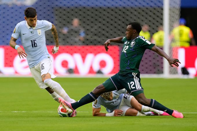 Cầu thủ Arab Saudi Saud Abdulhamid và Mathias Olivera tranh bóng trong trận Arab Saudi cầm hòa Uruguay