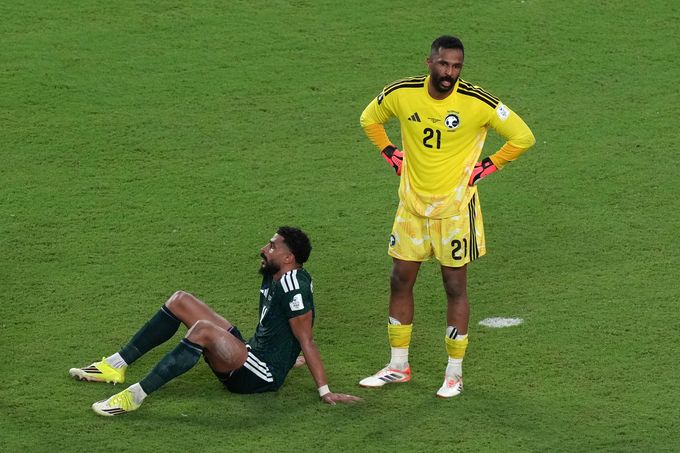 Trung vệ Abdulelah Al Amri và thủ môn Mohammed Al Owais mệt mỏi sau trận Arab Saudi cầm hòa Uruguay
