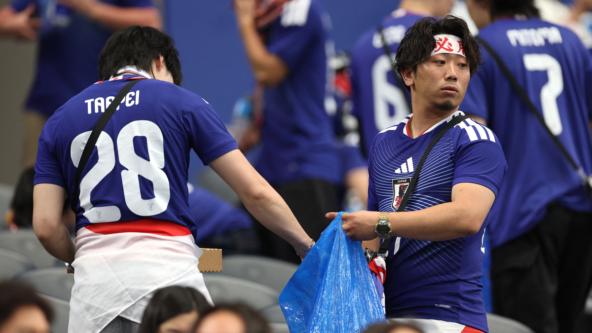 Lý do CĐV Nhật Bản dọn rác sau mỗi trận World Cup