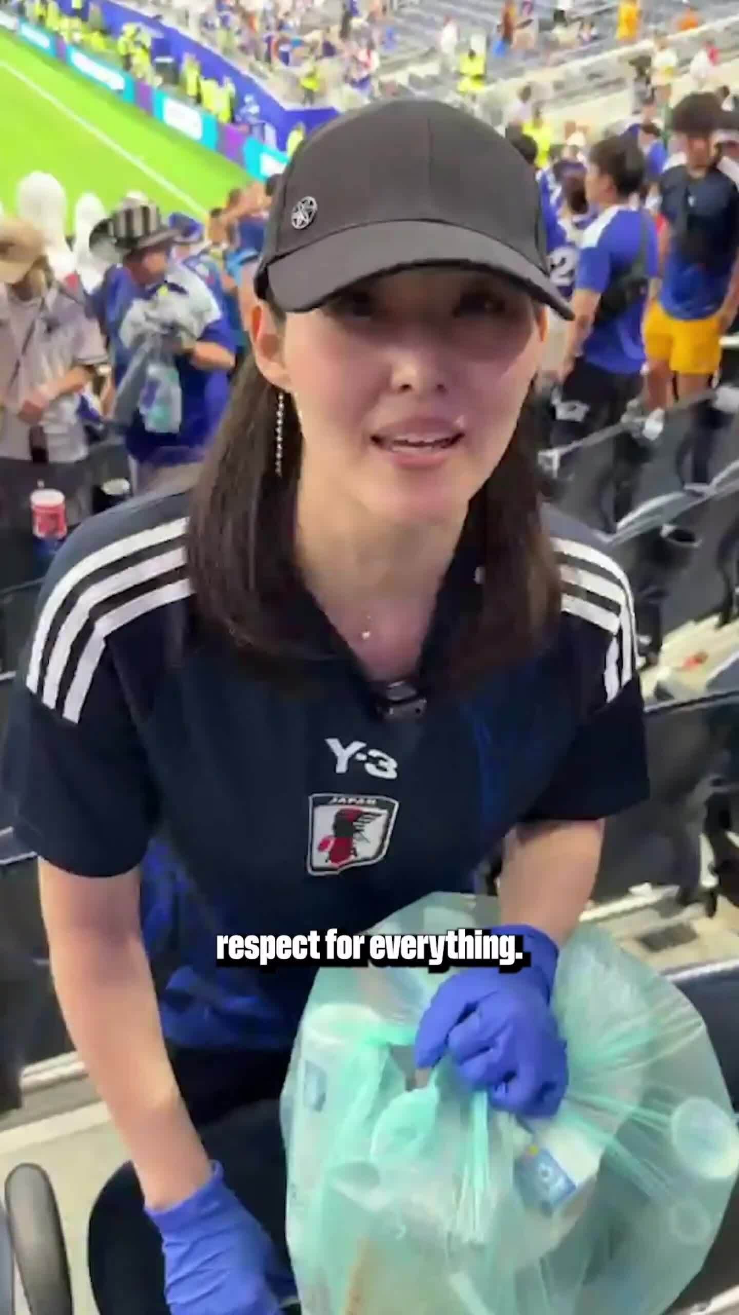 CĐV Nhật dọn rác sau World Cup được phỏng vấn trên sân Dallas
