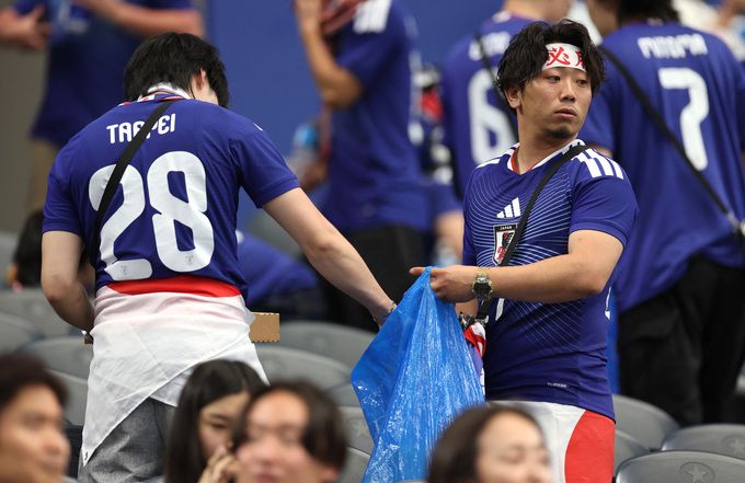 CĐV Nhật Bản dọn dẹp rác sau trận đấu trên sân Dallas