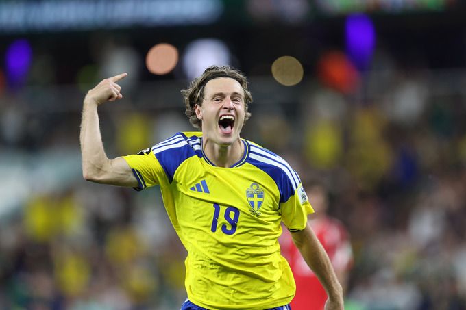Tiền vệ Mattias Svanberg ăn mừng bàn thắng với công nghệ snicko tại World Cup 2026