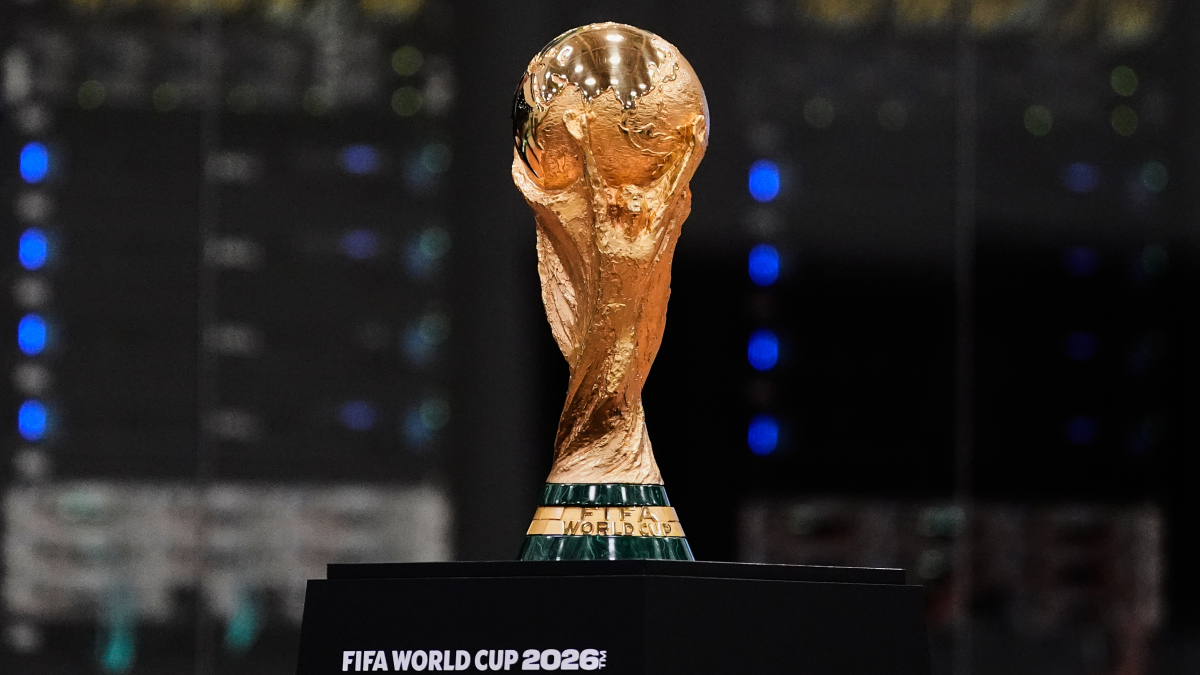 Chiếc cúp vàng World Cup tăng giá gấp 30 lần: Đằng sau cơn sốt vàng toàn cầu