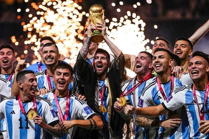 Messi nâng cao cúp vàng World Cup 2022