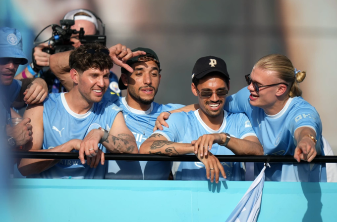 Erling Haaland diễu hành cùng Man City, minh họa cầu thủ CLB tham dự World Cup