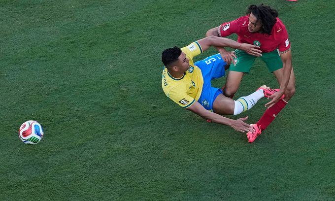 Ayyoub Bouaddi tranh chấp với Casemiro