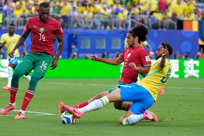 Matheus Cunha tranh bóng với Ayyoub Bouaddi