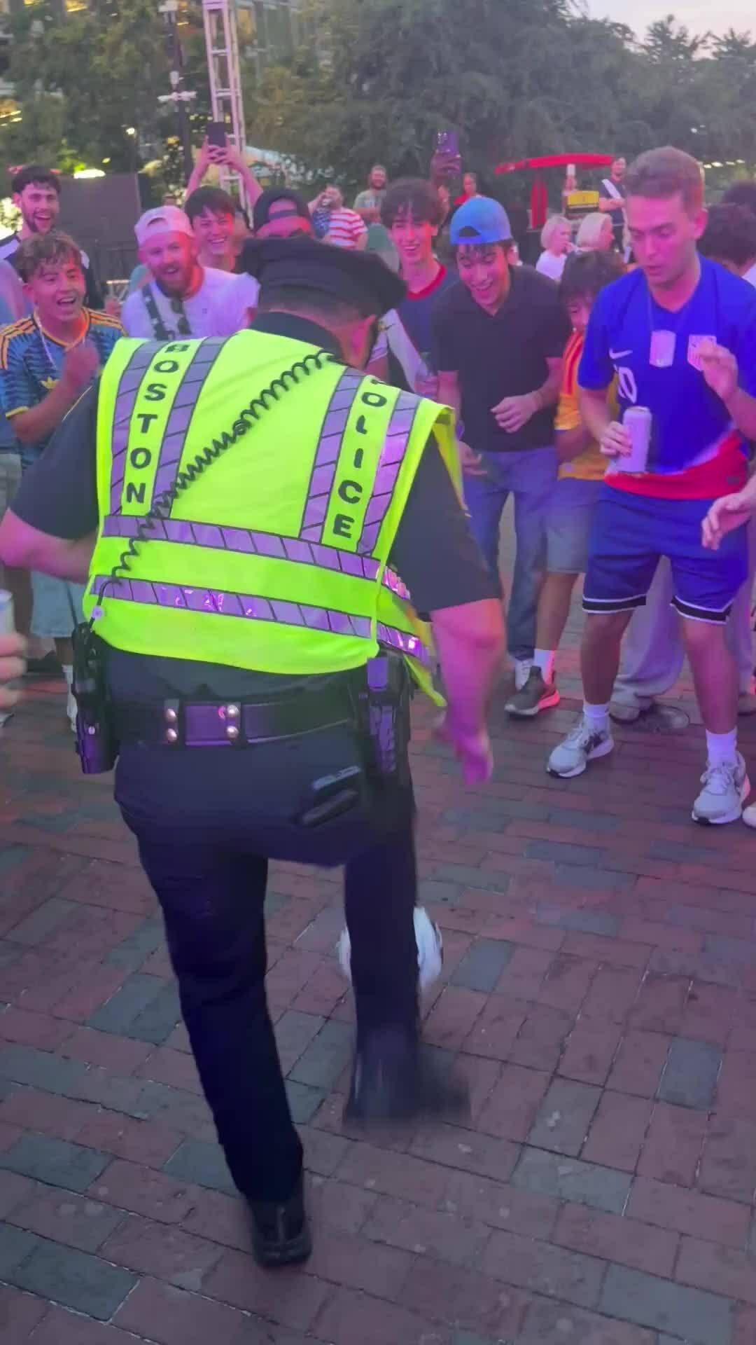 Cảnh sát Boston tâng bóng cùng fan World Cup