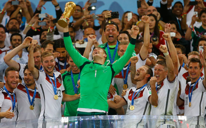 Neuer cùng tuyển Đức vô địch World Cup 2014