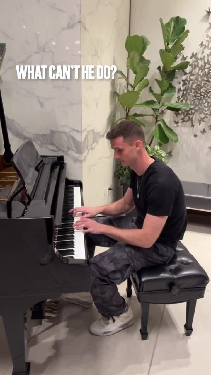 Thủ thành Matt Freese trổ tài chơi piano
