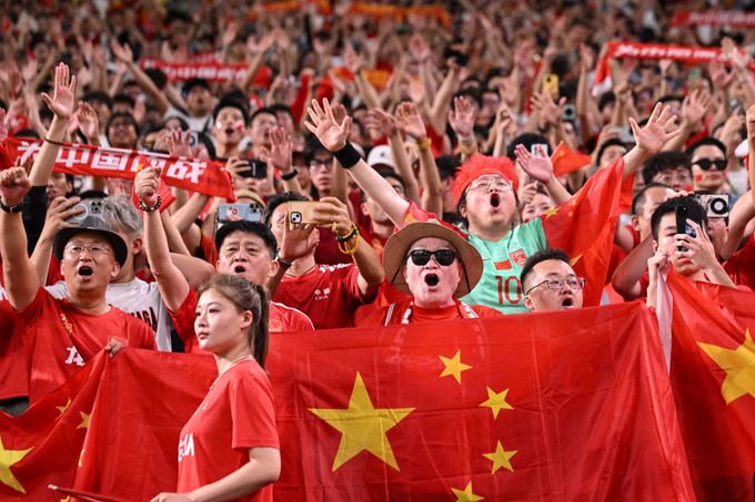 Cổ động viên Trung Quốc cổ vũ trước trận vòng loại World Cup 2026 với Nhật Bản