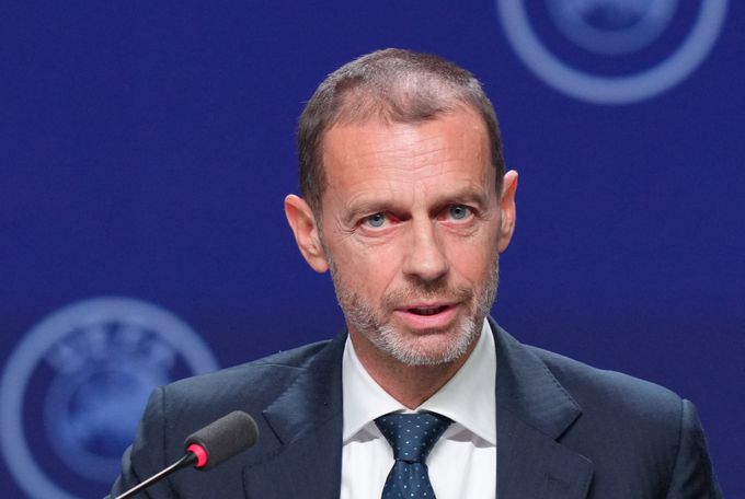Chủ tịch UEFA Aleksander Ceferin phát biểu tại họp báo, một trong những nguyên nhân khiến 13 đội tuyển phản đối Chủ tịch UEFA