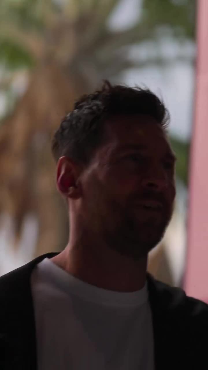 Messi diện áo thun xanh da trời và quần jeans short trong buổi tập của Inter Miami CF