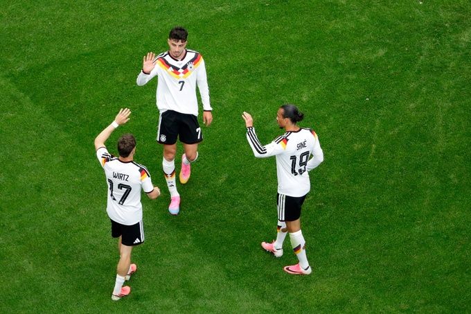 Kai Havertz chúc mừng cùng đồng đội trong trận Đức phá kỷ lục World Cup