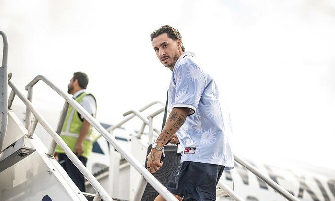 Đội trưởng Jose Maria Gimenez và tuyển Uruguay lên máy bay từ Cancun sang Miami ngày 14/6