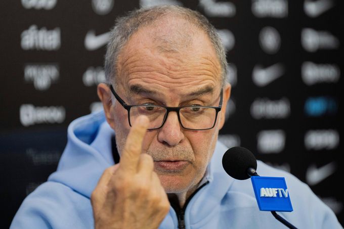 HLV Marcelo Bielsa chỉ đạo tại họp báo trước World Cup 2026