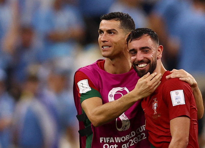 Bruno Fernandes và Ronaldo ăn mừng bàn thắng tại World Cup 2022