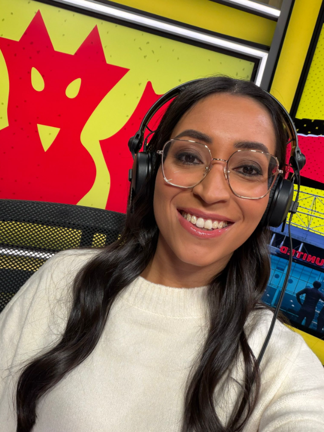 Nữ bình luận viên Angelina Kelly của talkSPORT