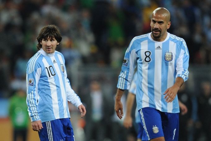 Messi và Veron tại World Cup 2010 - Messi cần sự giúp đỡ