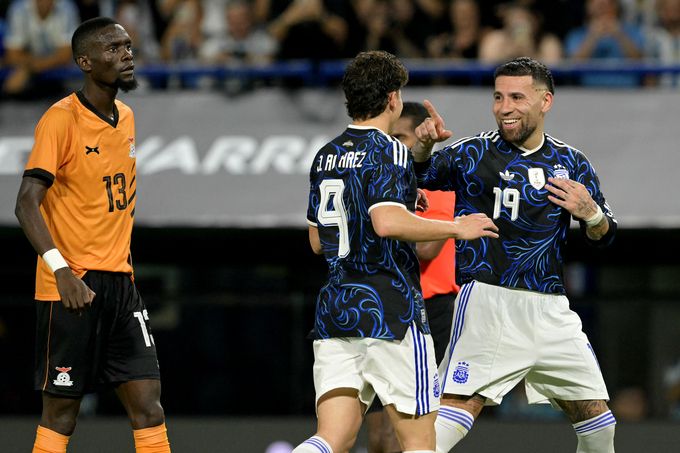 Otamendi và Alvarez ăn mừng - Messi cần sự giúp đỡ từ đồng đội
