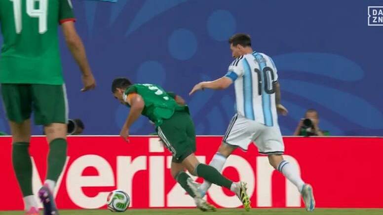 Messi thoát thẻ đỏ gây tranh cãi: Algeria khiếu nại lên FIFA