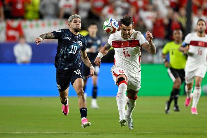 Abdulkerim Bardakci tranh chấp với Julio Enciso trong trận Thổ Nhĩ Kỳ thua Paraguay