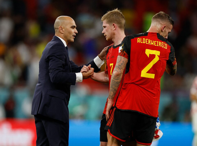 HLV Roberto Martinez bắt tay Kevin De Bruyne trong trận Bỉ hòa Croatia tại World Cup 2022