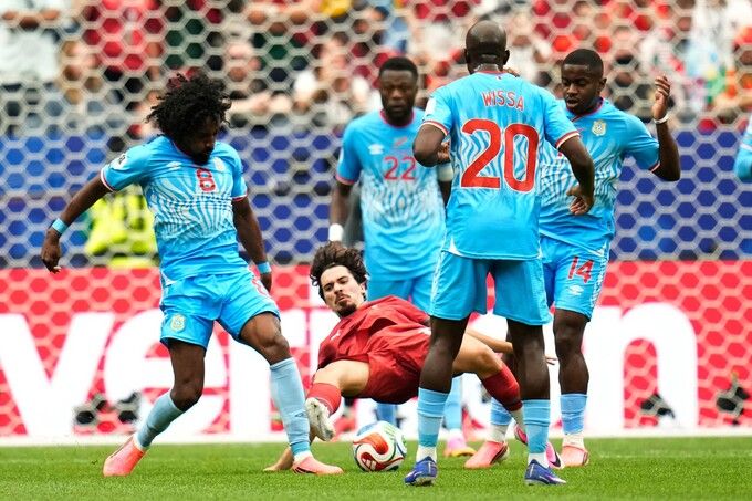 Vitinha tranh bóng với Samuel Moutoussamy trong trận Bồ Đào Nha hòa CHDC Congo