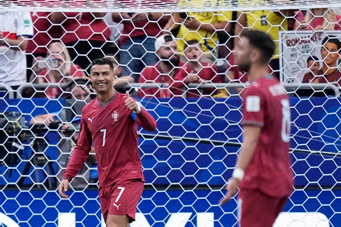 Ronaldo ra hiệu cho đồng đội trong trận Bồ Đào Nha hòa CHDC Congo tại World Cup 2026