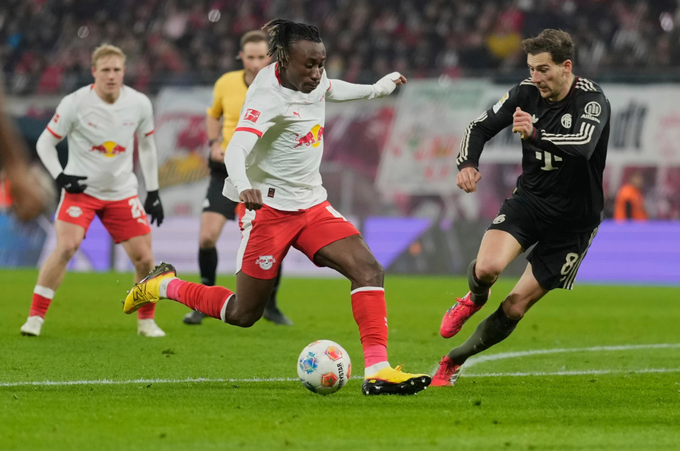Yan Diomande tranh bóng với Leon Goretzka trong trận RB Leipzig gặp Bayern Munich