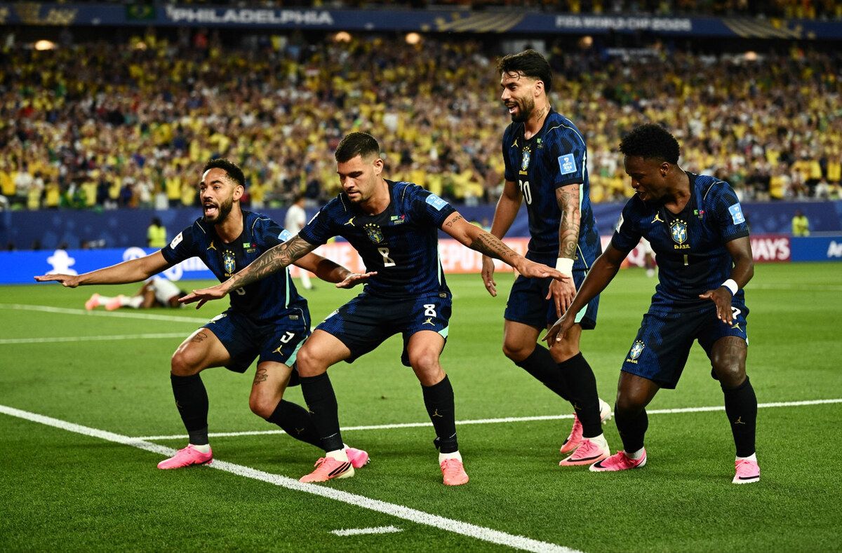 Cunha mừng bàn thắng cùng đồng đội trong trận Brazil thắng Haiti