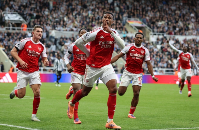 Gabriel Magalhaes ăn mừng bàn thắng từ bóng chết cho Arsenal