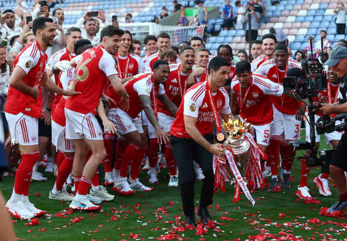 HLV Mikel Arteta và các cầu thủ Arsenal mừng chức vô địch Ngoại hạng Anh 2025-2026