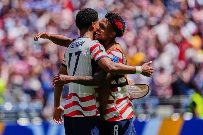 Malik Tillman và Weston McKennie ăn mừng sau trận thắng Australia