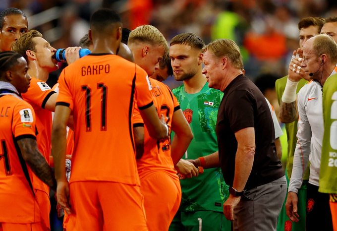 HLV Ronald Koeman nói chuyện với các học trò trong trận gặp Nhật Bản