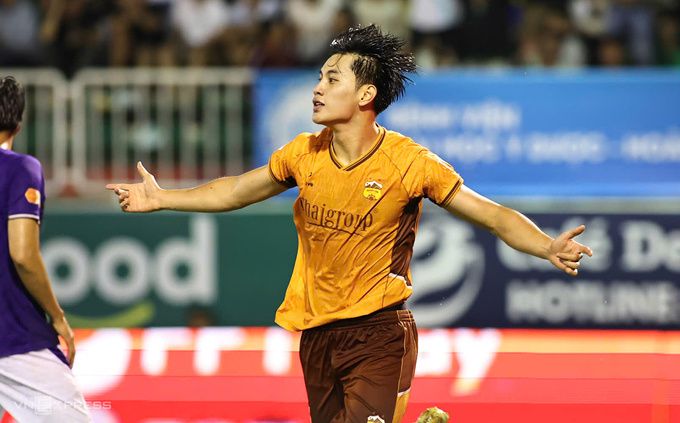 Trần Gia Bảo mừng bàn thắng nâng tỷ số 2-1 trước Hà Nội FC