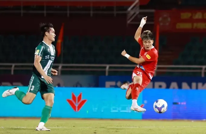 Khoa Ngô thi đấu cho CLB Công an TP HCM