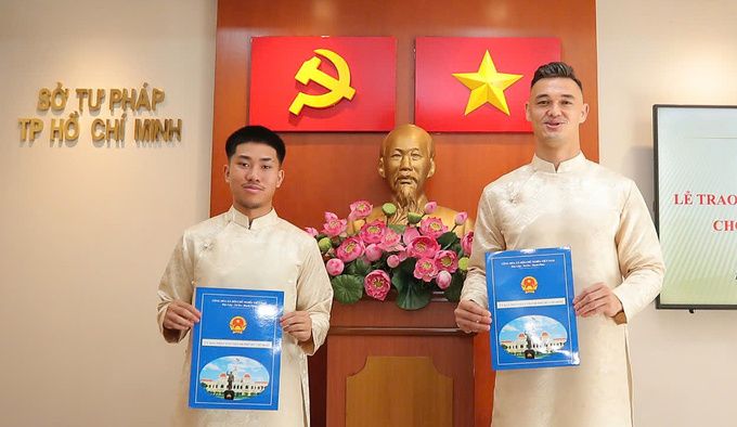 Khoa Ngô và Patrick Lê Giang nhận quốc tịch Việt Nam