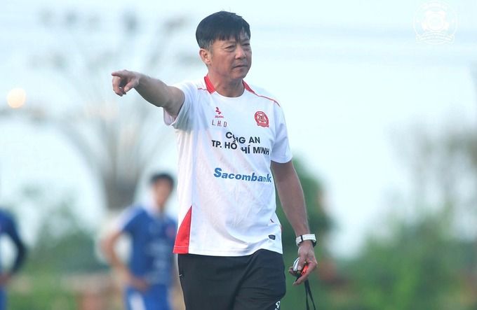 HLV Lê Huỳnh Đức trong màu áo CLB Công an TP HCM