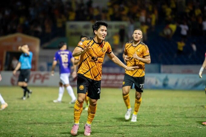 Tiền vệ Thanh Hóa Nguyễn Ngọc Mỹ mừng bàn thắng vào lưới Hà Nội FC - Hà Nội thua Thanh Hóa
