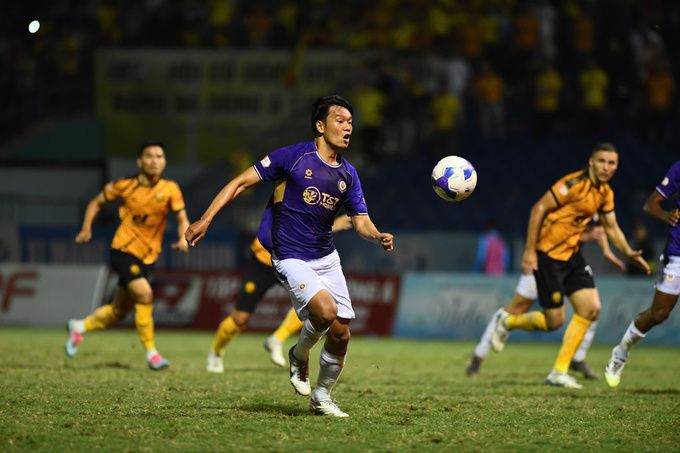 Trung vệ Hà Nội FC Nguyễn Thành Chung dứt điểm bị cản phá - Hà Nội thua Thanh Hóa