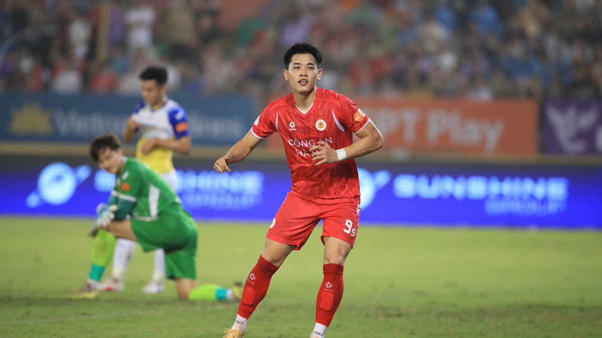 Đình Bắc lần đầu lập hat-trick V-League, CAHN đè bẹp SLNA 4-2