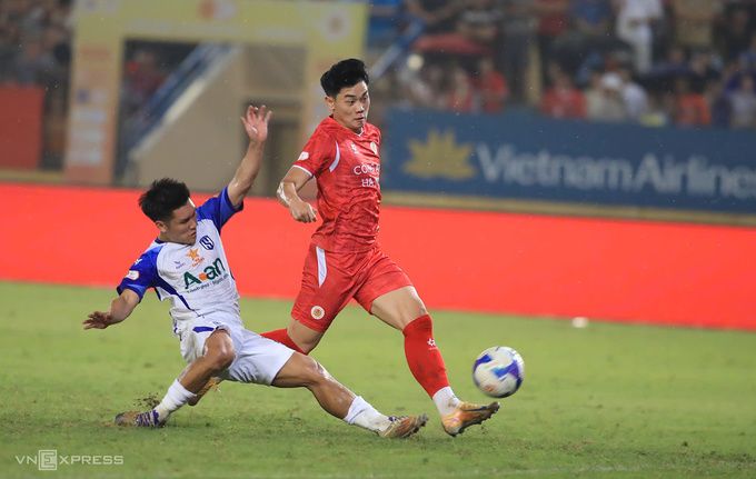 Đình Bắc hat-trick V-League mở tỷ số cho CAHN