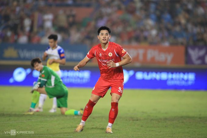 Đình Bắc ăn mừng bàn thắng thứ hai