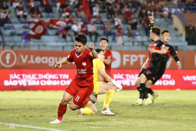 Khuất Văn Khang ăn mừng bàn mở tỷ số cho Thể Công - CAHN vô địch V-League gần hơn bao giờ hết