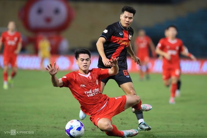 Thể Công (áo đỏ) hòa Ninh Bình 1-1 ở vòng 22 V-League 2025-2026 - CAHN vô địch V-League đang đến gần